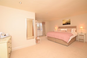 Habitación superior con 1 cama doble o 2 individuales, 1 cama de matrimonio grande con sofá cama | Ropa de cama de alta calidad y cortinas opacas