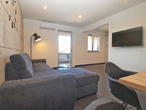 Apartamento standard, 3 quartos (0429) | Área de estar | TV