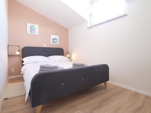 3 habitaciones, tabla de planchar con plancha y cunas gratuitas 