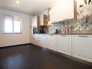 Apartamento standard, 3 quartos (0429) | Cozinha privada | Geladeira, fogão, cooktop, lava-louças