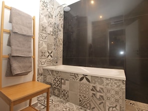Standard Apartment, 3 Bedrooms (0429) | Bathroom | Deep soaking tub, hair dryer, towels
