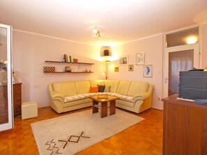 Standard Apartment, 2 Bedrooms (0430) | Living room | TV - Apartment 1635 (Pula)