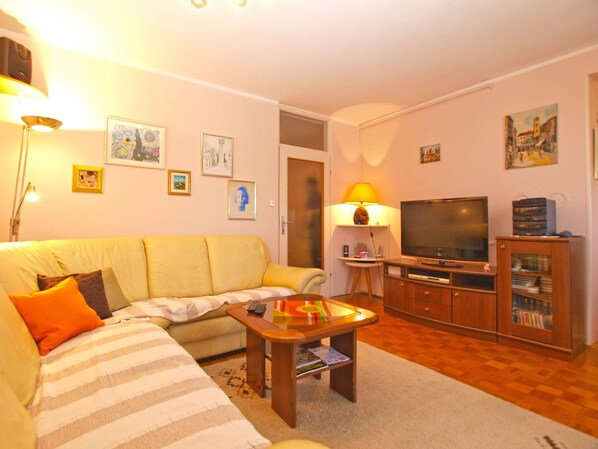 Standard Apartment, 2 Bedrooms (0430) | Living room - Apartment 1635 (Pula)
