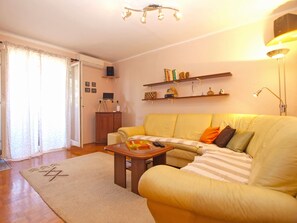 스탠다드 아파트, 침실 2개 (0430) | 거실 | TV