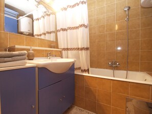 Standard-Apartment, 2 Schlafzimmer (0430) | Badezimmer | Komfortbadewanne, Haartrockner, Handtücher