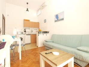 Standard Apartment, 1 Bedroom (0431) | Living area | TV - Apartment 1636 (Pula)
