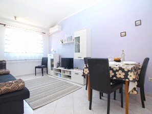 شقة عادية - غرفة نوم واحدة (0433) | منطقة المعيشة | تلفزيون