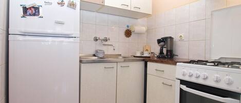 Standard Apartment, 1 Bedroom (0433) | Private kitchen | Fridge, oven, stovetop, coffee/tea maker
