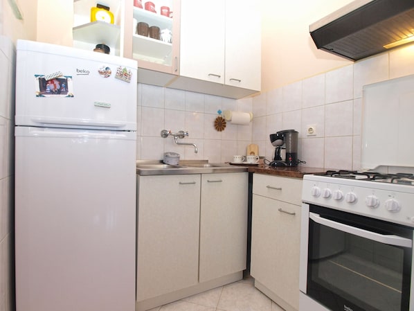 Standard Apartment, 1 Bedroom (0433) | Private kitchen | Fridge, oven, stovetop, coffee/tea maker