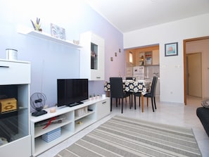 Standard-Apartment, 1 Schlafzimmer (0433) | Wohnbereich | Fernseher