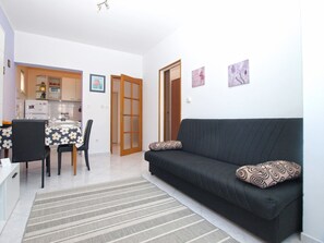 Standard Apartment, 1 Bedroom (0433) | Living area | TV - Apartment 1639 (Pula)