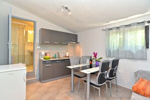 Standard Apartment, 1 Bedroom (0434) | Dapur kecil peribadi | Peti sejuk, pembancuh kopi/teh, cerek elektrik 