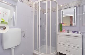 Appartamento Standard, 2 camere da letto (1648/17055) | Bagno | Doccia, asciugacapelli, asciugamani