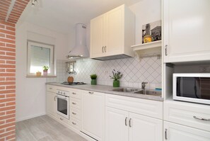 Frigorifero, forno, piano cottura, pentole/stoviglie/utensili