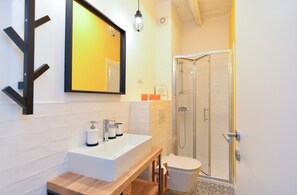 Maison Standard, 2 chambres (0438) | Salle de bain | Douche, sèche-cheveux, serviettes fournies