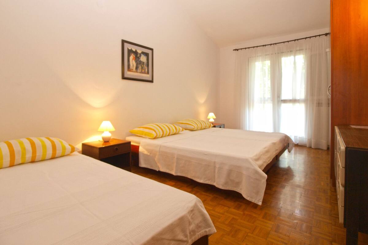 1 bedroom, iron/ironing board, free cots/infant beds, free WiFi