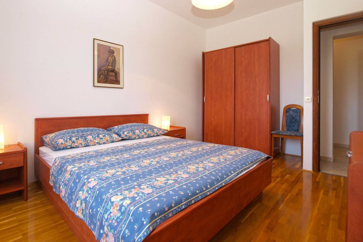 1 bedroom, iron/ironing board, free cots/infant beds, free WiFi