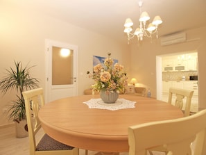 Standard Apartment, 1 Bedroom (0440) | In-room dining