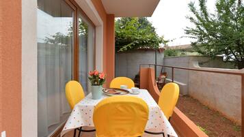 Departamento estándar, 2 habitaciones (0441) | Terraza o patio