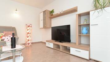 Departamento estándar, 2 habitaciones (0441) | Área de sala de estar | Televisión