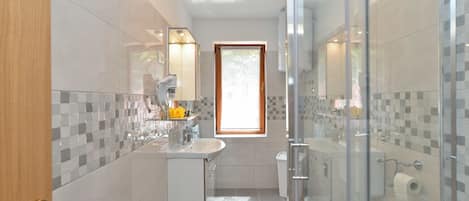 Appartement Standard, 2 chambres (0441) | Salle de bain | Douche, séchoir à cheveux, serviettes fournies