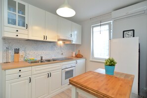 Standard-Apartment, 1 Schlafzimmer (0442) | Eigene Küche | Kühlschrank, Ofen, Herdplatte, Wasserkocher mit Kaffee-/Teezubehör