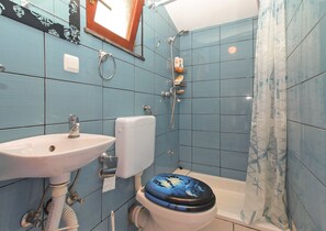 Standard Studio, 1 Bedroom (1665/17243) | Bathroom | Shower, towels