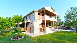 A two-story house with a balcony, a covered patio, and a well-maintained garden. - Apartment 1665 (Vodnjan)