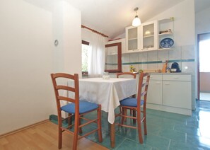 Standard Studio, 1 Bedroom (1665/17244) | In-room dining