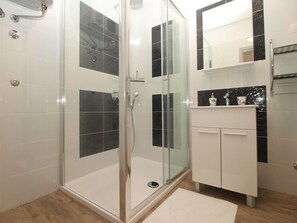 Departamento estándar, 2 habitaciones (1670/17297) | Baño | Regadera, secadora de cabello, toallas, papel de baño
