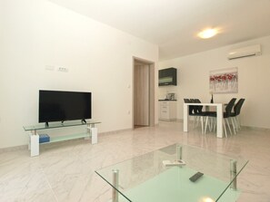 Standard Apartment, 2 Bedrooms (1670/17297) | Living area | TV