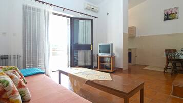 Standard Apartment, 2 Bedrooms (1669/17262) | Living area | TV