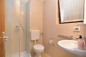 Studio Standar, 1 kamar tidur (0449) | Kamar mandi | Shower, pengering rambut, handuk, dan sabun