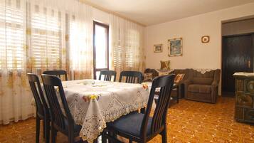 Standard Apartment, 2 Bedrooms (0451) | In-room dining