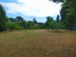 A grassy outdoor area with a pergola and trees. - Apartment 1681 (Medulin)