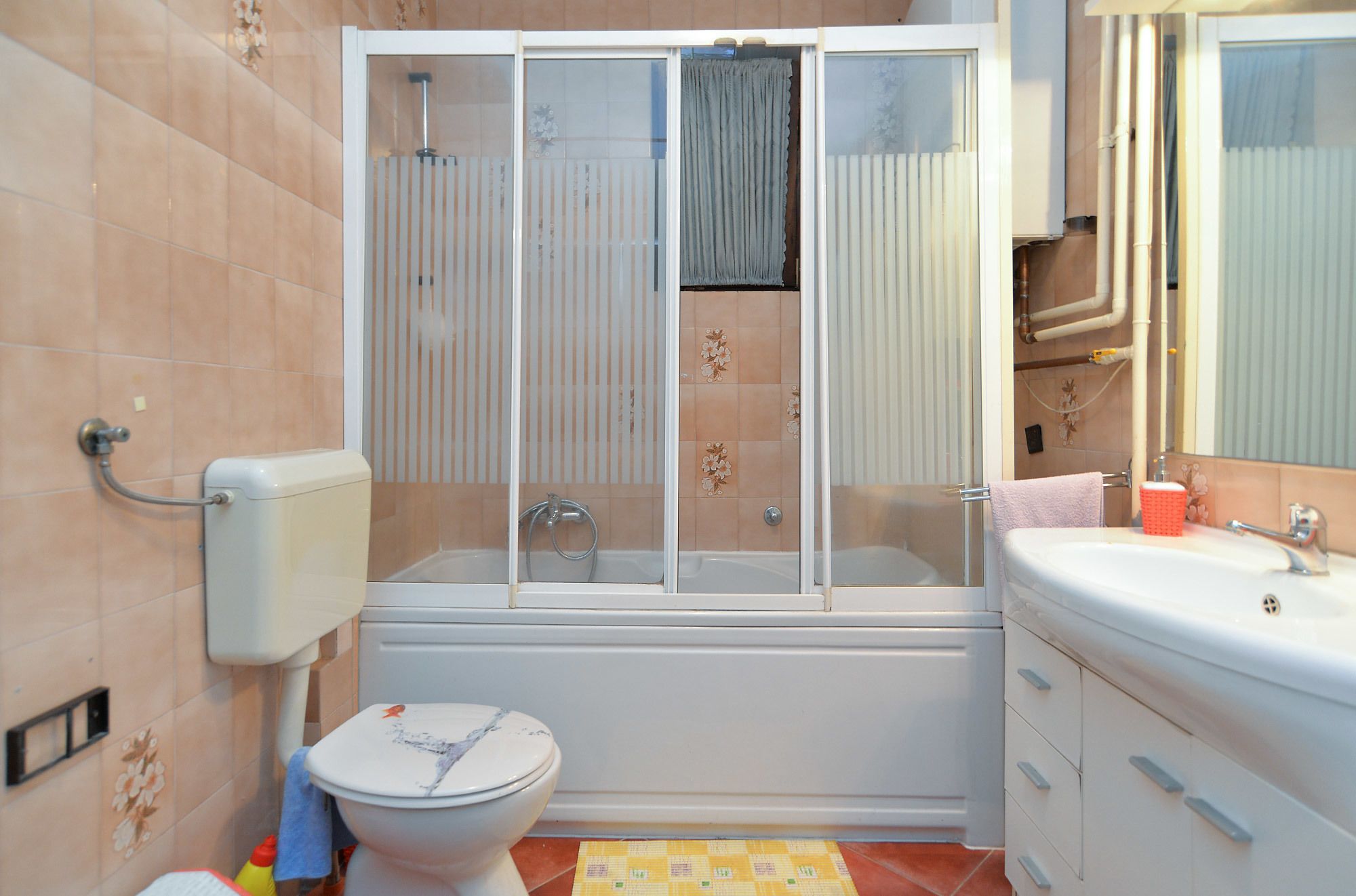 Un baño con bañera, inodoro y lavabo.