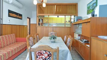 Standard Apartment, 2 Bedrooms (1684/17450) | In-room dining