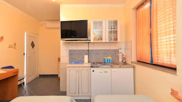 Standard Studio, 1 Bedroom (1684/17449) | Private kitchenette | Fridge, stovetop, electric kettle, cookware/dishes/utensils