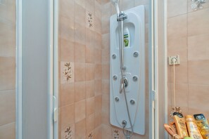 Standard Apartment, 2 Bedrooms (1684/17450) | Bathroom shower
