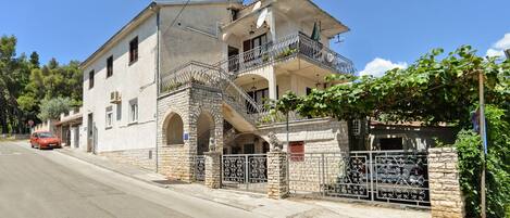 Fachada de la propiedad