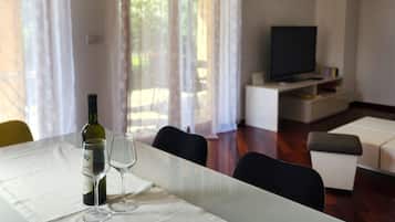 Apartamento standard, 2 quartos (1695/17541) | Área de estar | TV