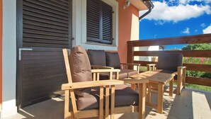 En uteservering med trämöbler och utsikt över himlen.