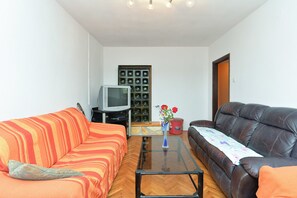 Leilighet – standard, 3 soverom (0456) | Oppholdsrom | TV