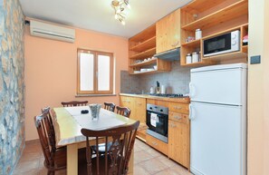 Apartamento standard, 3 quartos (0456) | Cozinha privada | Geladeira, micro-ondas, fogão, cooktop
