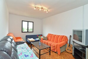 Apartamento standard, 3 quartos (0456) | Sala de estar | TV