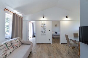 Standard Apartment, 2 Bedrooms (1701/26119) | Living area | TV