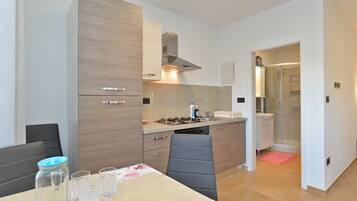 Standaard studio, 1 slaapkamer (1701/17690) | Privékeuken | Een koelkast, een oven, een kookplaat, kookgerei, borden en bestek