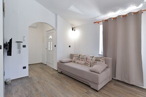 Standard Apartment, 2 Bedrooms (1701/26119) | Living area | TV - Apartment 1701 (Fazana)