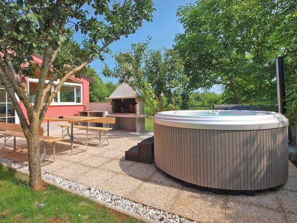 Outdoor spa tub