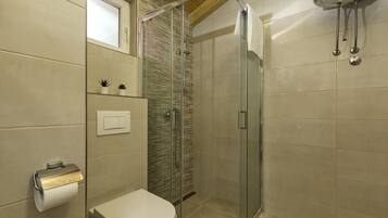 Standard House, 2 Bedrooms (0458) | Bathroom | Shower, hair dryer, towels